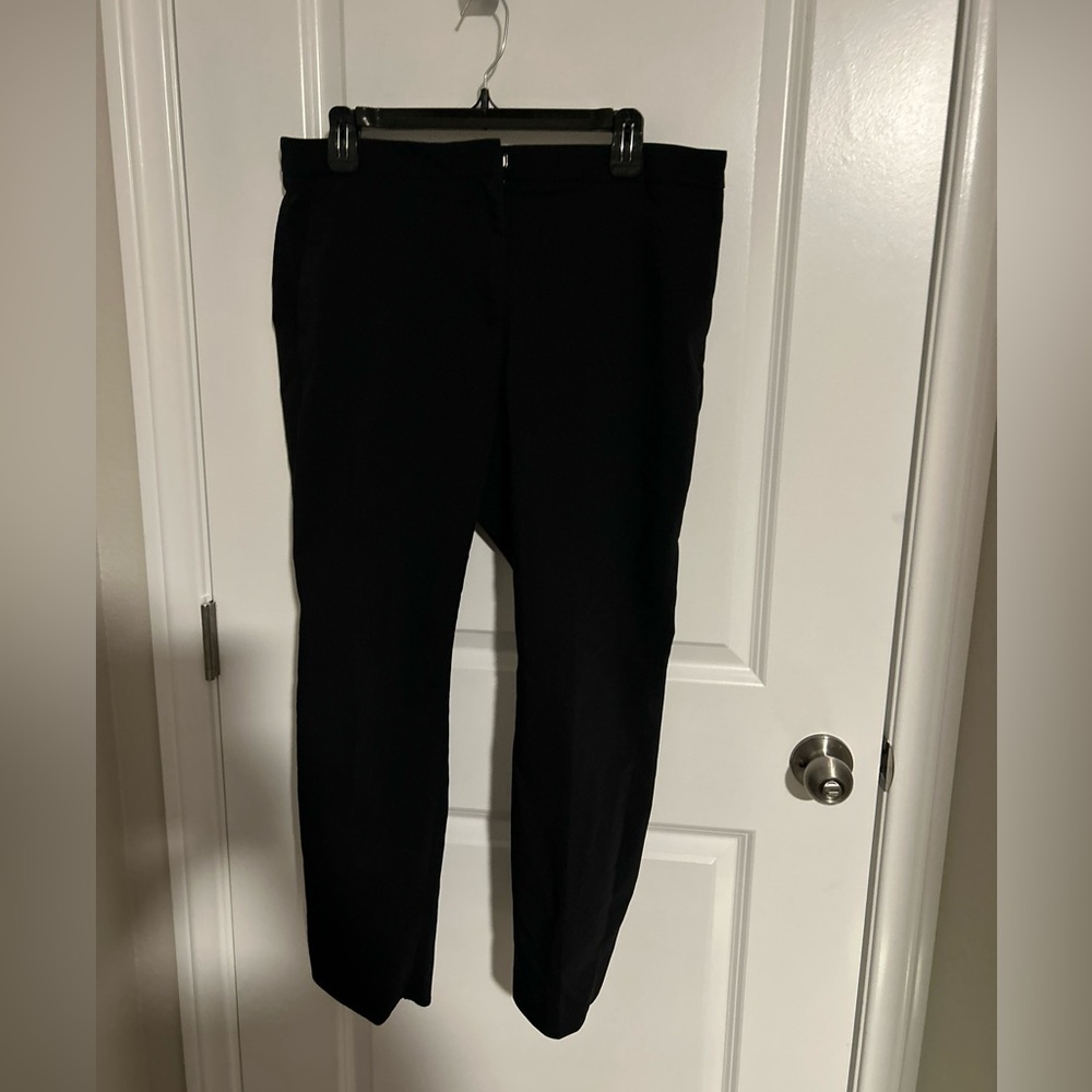 H&M Women’s Black Size 12 Pants/ Capri (34x25)